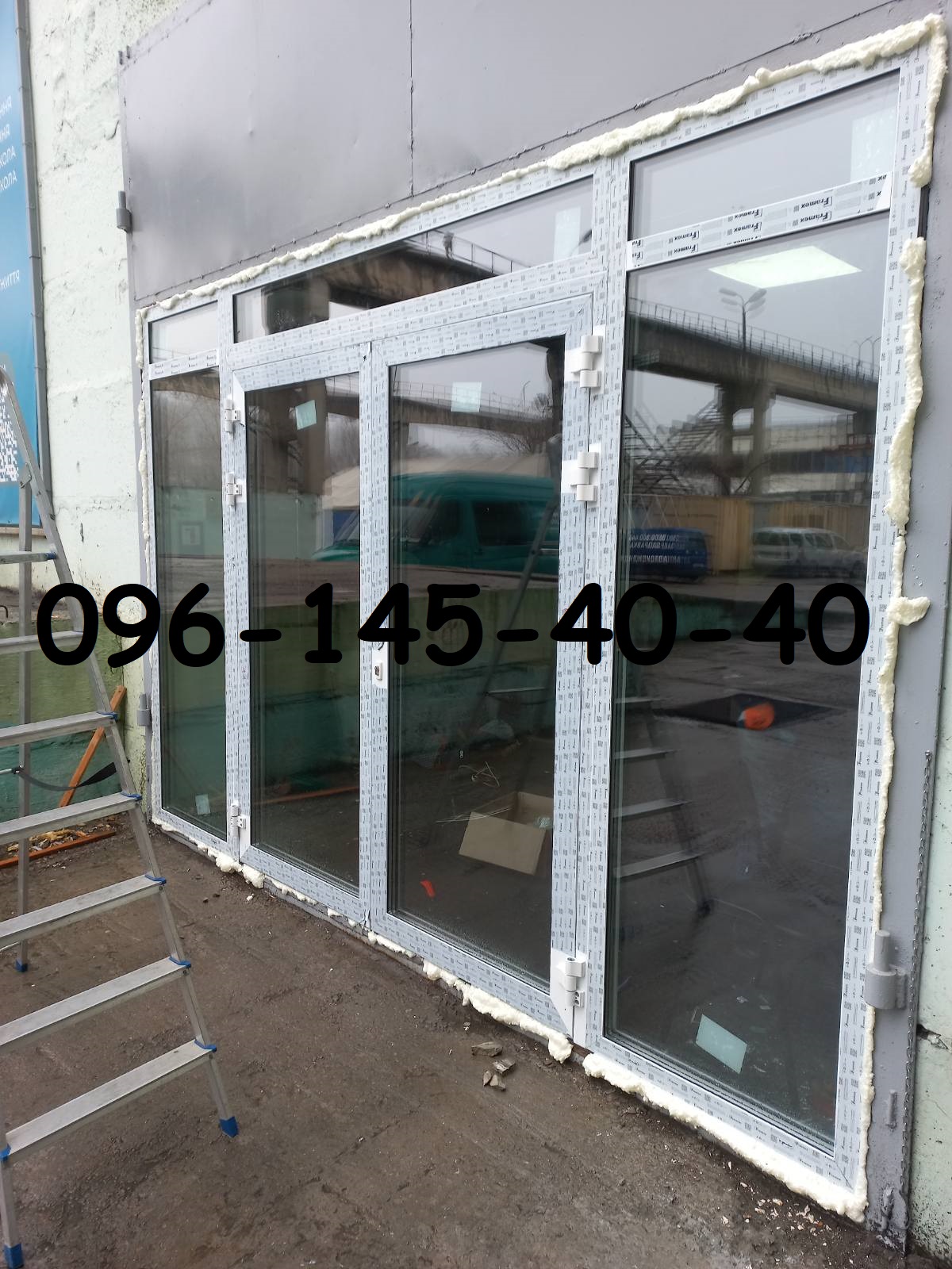 Двери входной группы из алюминия с замком