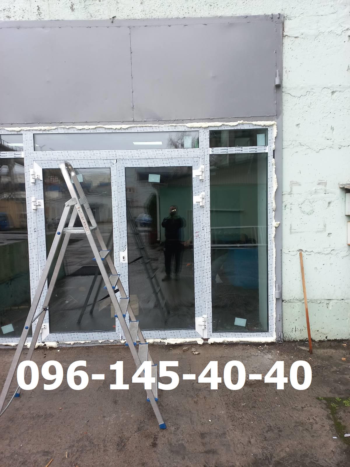 Двери входной группы из алюминия с замком