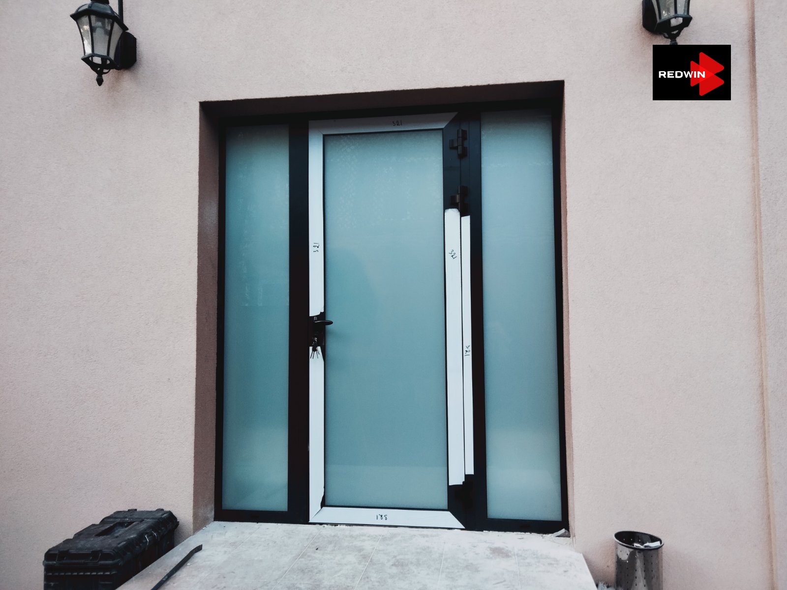 Входные двери из алюминия. Дверь алюминиевая от завода