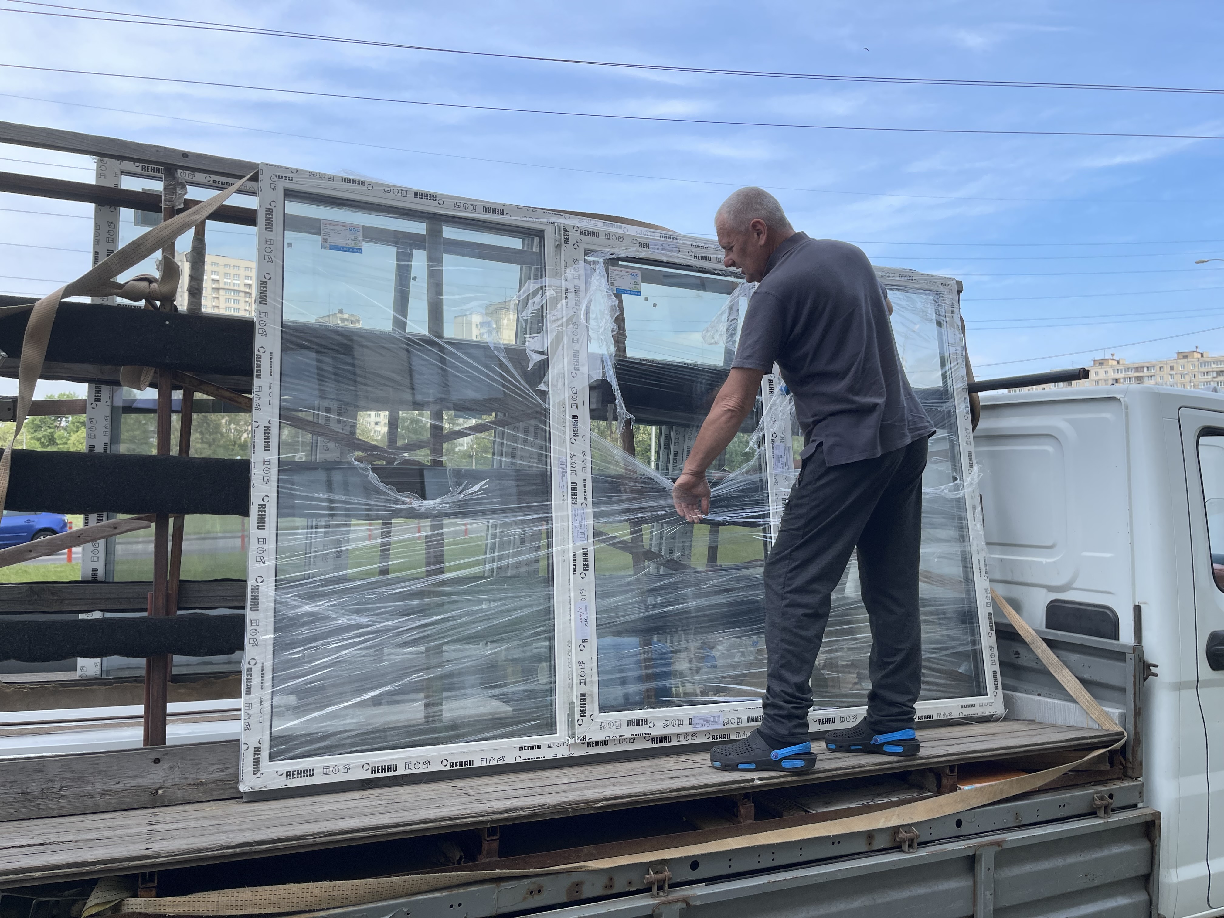 Окна в квартиру с откосами от производителя