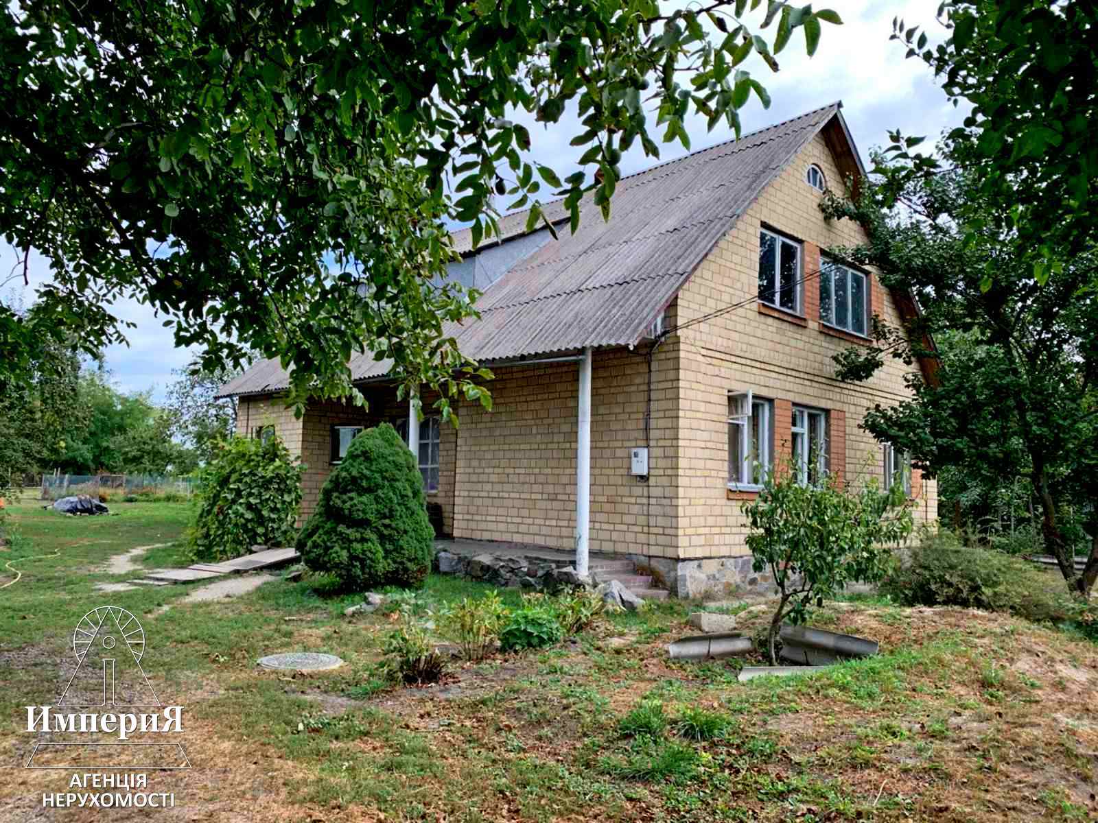 Кирпичный дом с коммуникациями и современной печью.