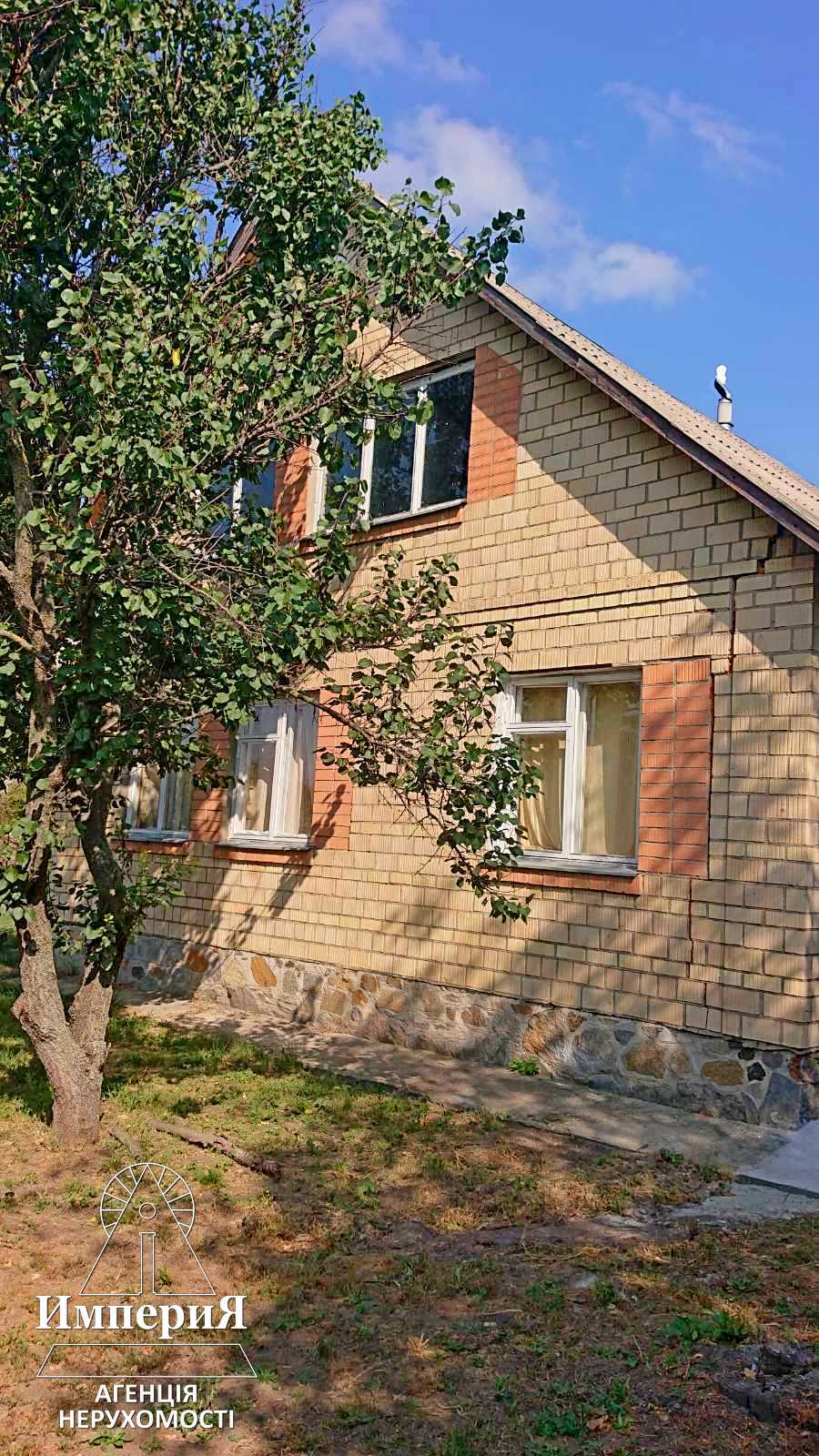 Кирпичный дом с коммуникациями и современной печью.