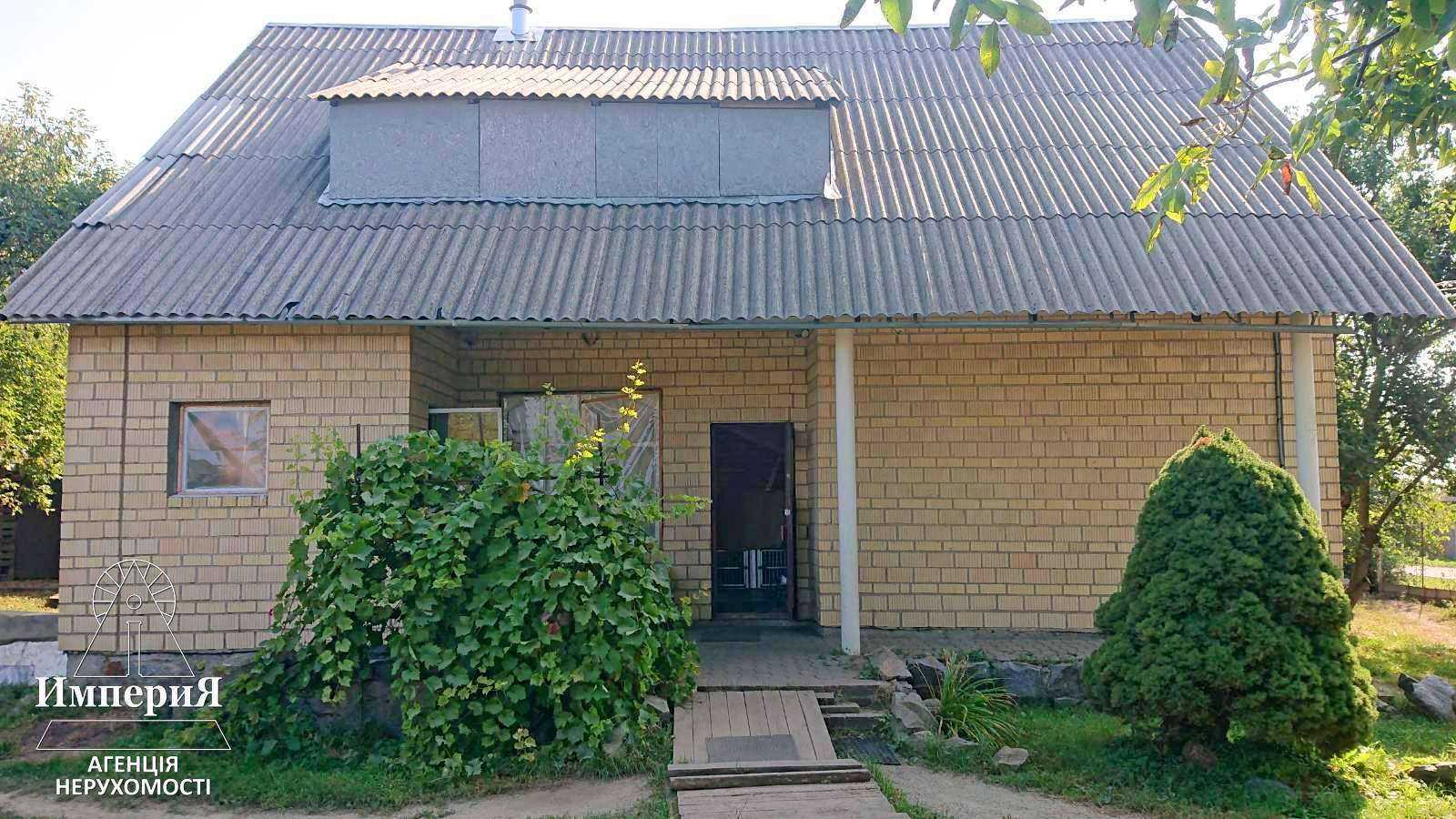 Кирпичный дом с коммуникациями и современной печью.