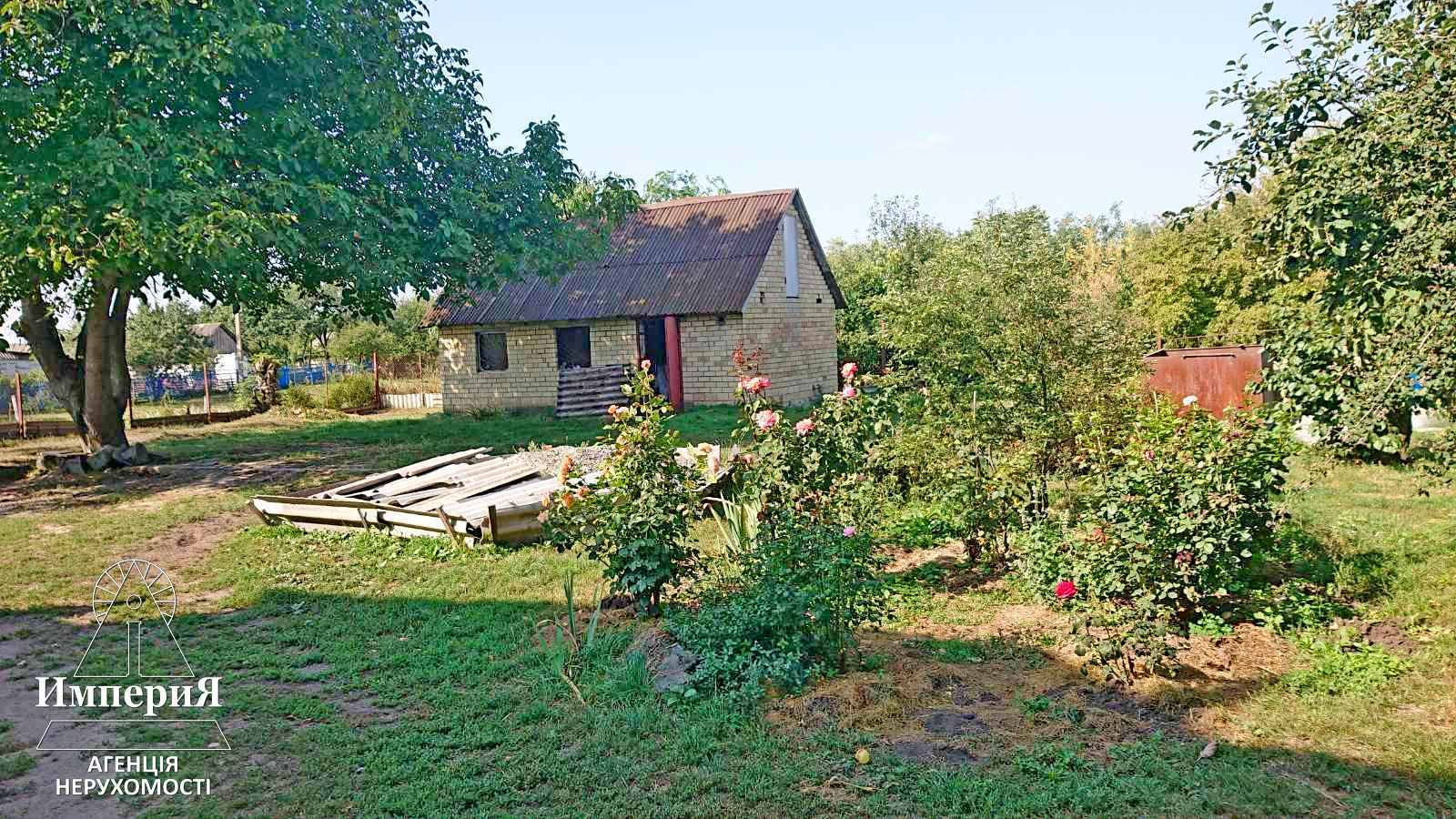 Кирпичный дом с коммуникациями и современной печью.