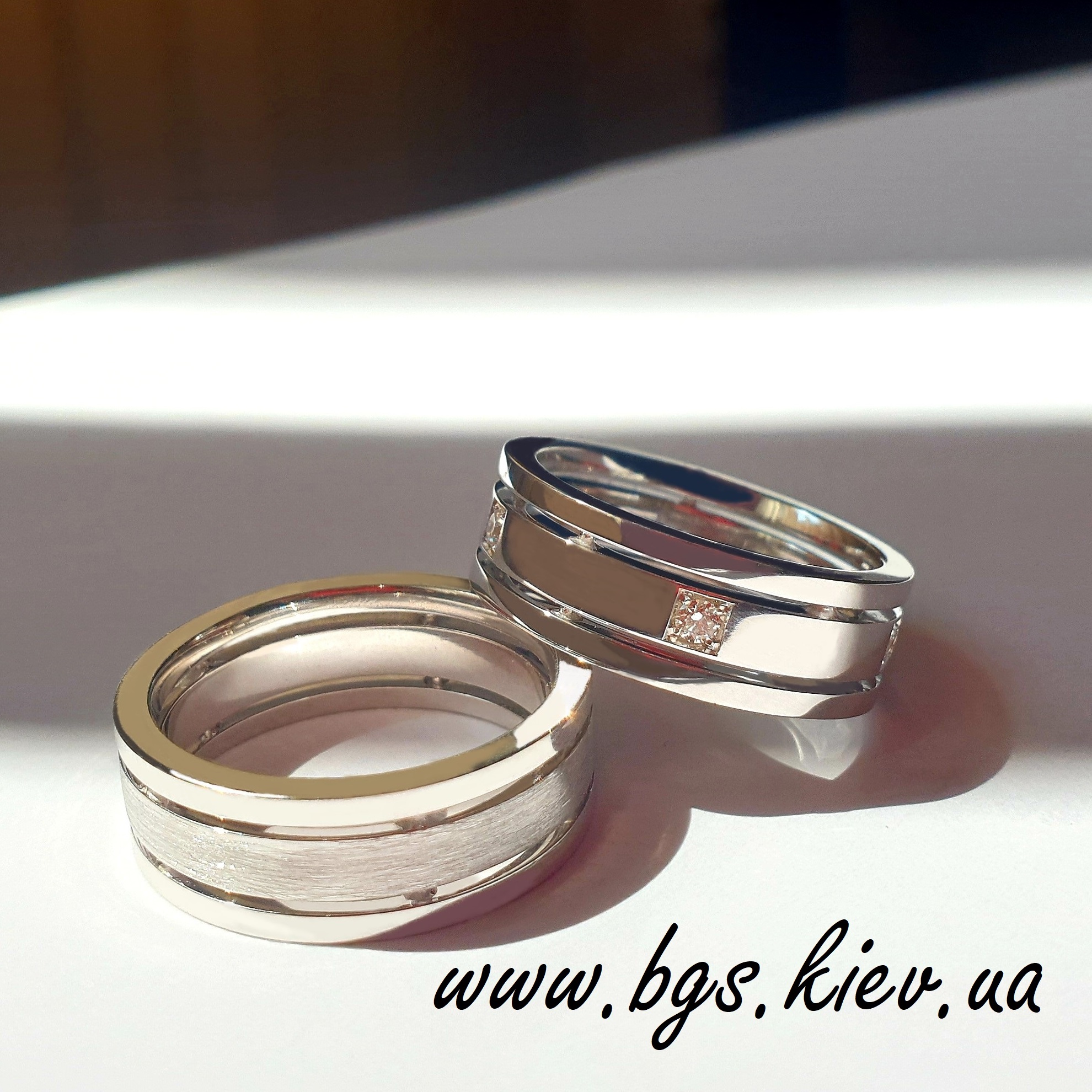 Обручки з білого золота