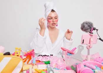 Как выбрать профессиональную косметику для салонов красоты: советы экспертов и тренды 2025 года