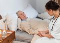 Как облегчить быт лежачего больного: специфика ухода и выбор надежного профильного центра