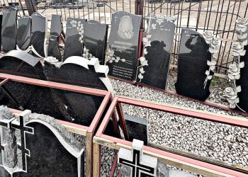 Як вибрати якісний пам’ятник на могилу та не переплатити
