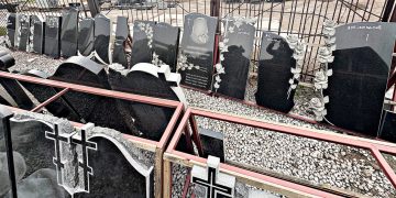 Як вибрати якісний пам’ятник на могилу та не переплатити