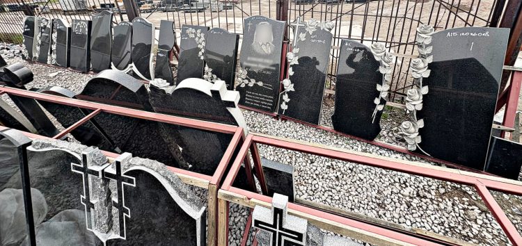 Як вибрати якісний пам’ятник на могилу та не переплатити