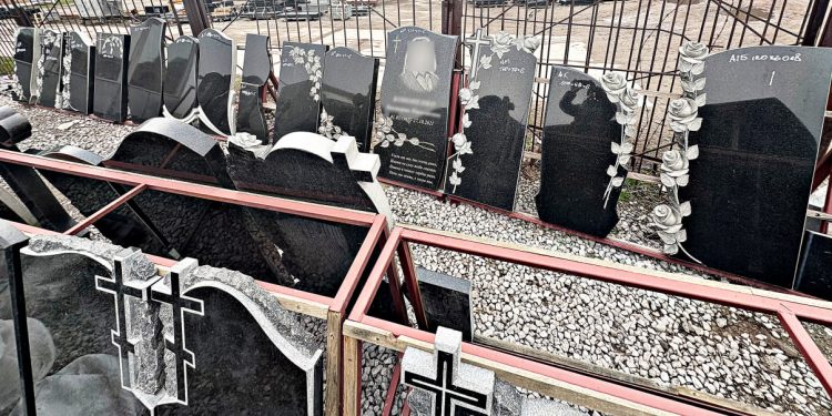 Як вибрати якісний пам’ятник на могилу та не переплатити