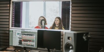 Акустичні панелі на стіні кімнати