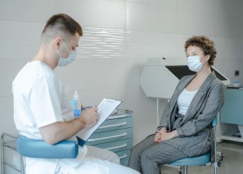 Консультація з лікарем у клініці