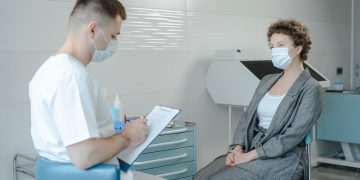 Консультація з лікарем у клініці