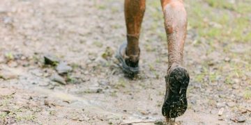 Трекінгові vs бігові кросівки: 7 ключових відмінностей і що обрати