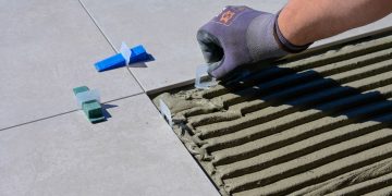 10 помилок при укладанні плитки у ванній 2026