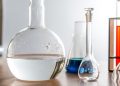 Дистильована вода 2026: 10 правильних застосувань + чому не пити