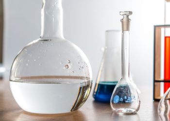 Дистильована вода 2026: 10 правильних застосувань + чому не пити