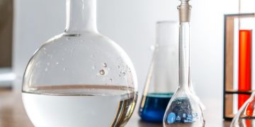 Дистильована вода 2026: 10 правильних застосувань + чому не пити