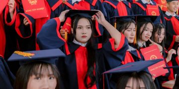 Привітання зі шкільним випускним 2027: 40 варіантів