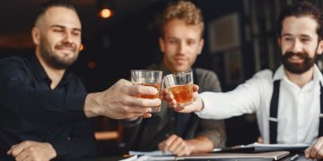 Привітання свату з днем народження: 40 варіантів українською