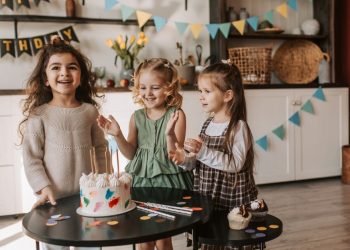 Привітання племінниці з днем народження: 60 варіантів за віком