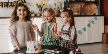 Привітання племінниці з днем народження: 60 варіантів за віком