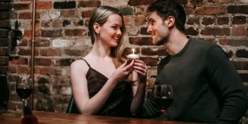 Привітання з річницею стосунків: 40 варіантів коханій людині