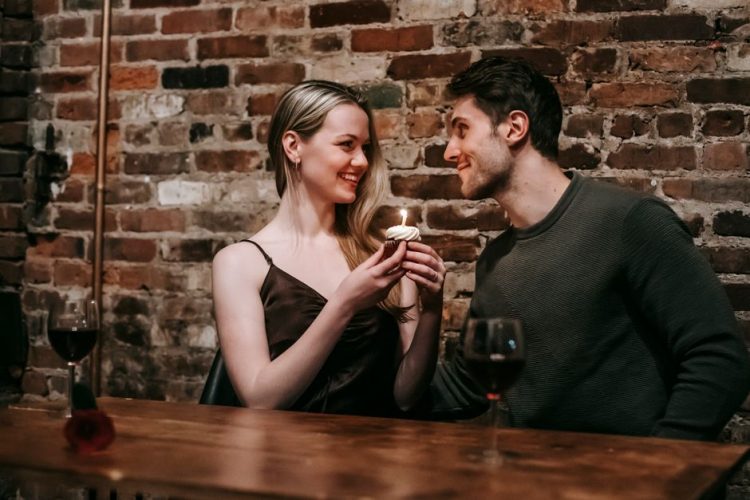 Привітання з річницею стосунків: 40 варіантів коханій людині