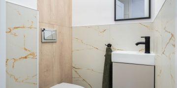 Плитка для маленької ванної 2026: як візуально збільшити простір