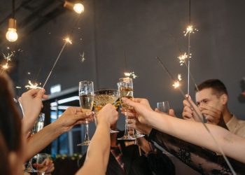 60 тостів на Новий 2027 рік: сімейні, дружні, з гумором