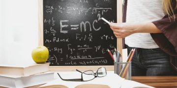 Привітання вчителю з Днем знань 2026: 50 варіантів від батьків і учнів
