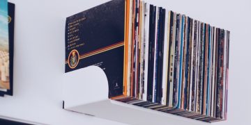 Чищення вінілової платівки антистатичною щіткою