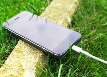iPhone на зарядці