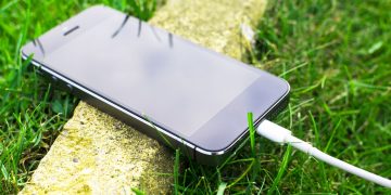 iPhone на зарядці