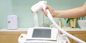 Процедура лазерної епіляції у косметологічній клініці