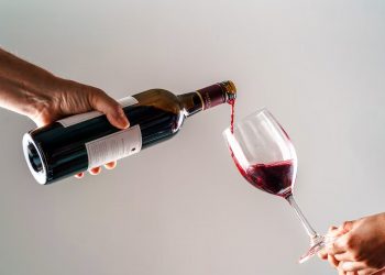 От ягодных нот до терпкости: из чего складывается вкус красного полусладкого вина