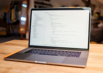 Веб-розробник за роботою над сайтом