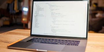 Веб-розробник за роботою над сайтом