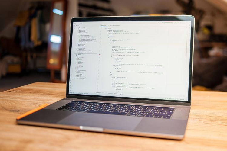Веб-розробник за роботою над сайтом