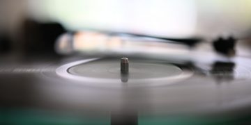 Вініловий програвач із картриджем на диску - крупний план