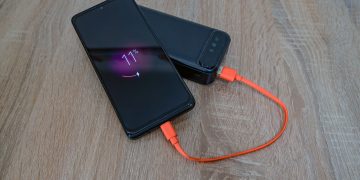 Смартфон Android із індикатором батареї