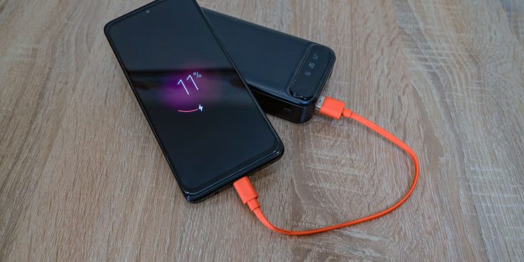 Смартфон Android із індикатором батареї