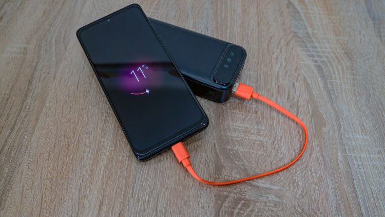 Смартфон Android із індикатором батареї