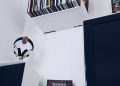 Пара полочних hi-fi колонок біля вінілового програвача