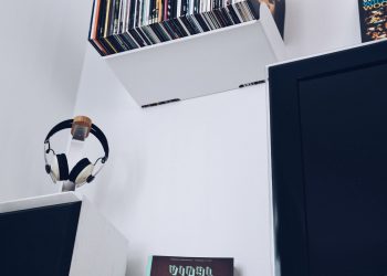 Пара полочних hi-fi колонок біля вінілового програвача