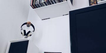 Пара полочних hi-fi колонок біля вінілового програвача