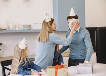 Привітання мамі з днем народження: 60 варіантів своїми словами