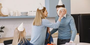 Привітання мамі з днем народження: 60 варіантів своїми словами