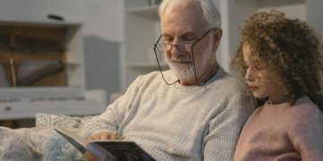 Привітання дідусеві з днем народження: 50 варіантів за віком